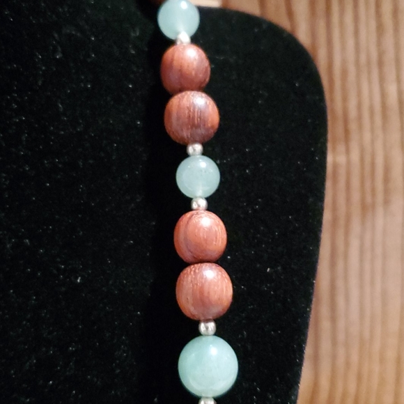 Wood & Jade Beaded Necklace w/Abalone Turtle Pend. - Picture 3 of 7